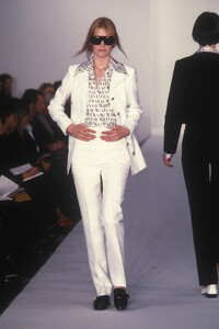 IsaacMizrahi1997WomenRTW26.thumb.jpg.0be77f1572898885fb1d7c49512dd3b0.jpg