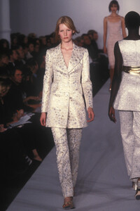 IsaacMizrahi1997WomenRTW42.thumb.jpg.46b04cc55f73aeebb25b4f444b36c0de.jpg