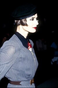 JeanPaulGaultier1995WomenRTW58.thumb.jpg.fcb62c2ee964e1e81ce46586c01c2aec.jpg