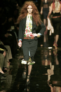 JeanPaulGaultier2005WomenRTW32.thumb.jpg.936deeb5265d8c727f0a79e45bec497c.jpg