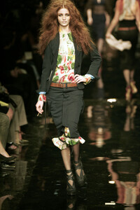 JeanPaulGaultier2005WomenRTW33.thumb.jpg.3aa2d9a9da701bff904f1417f07981ac.jpg