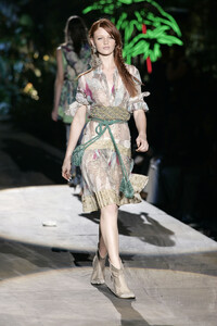 JustCavalli2005WomenRTW38.thumb.jpg.d980c0700541306f29ad37ac3a3969fe.jpg