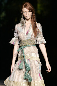 JustCavalli2005WomenRTW39.thumb.jpg.4dd1e20f5ee7ebdf2522c7469e601166.jpg