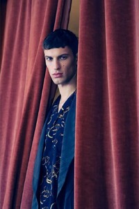 LOfficiel-Hommes-Ukraine-David-Trulik-10.thumb.jpg.d142fb40c8560082ae9d4e8cf9dd259b.jpg