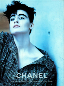 Lagerfeld_Chanel_Fall_Winter_1998_99_01.thumb.png.f0d26d10a264319c99ef22f342e22ee1.png