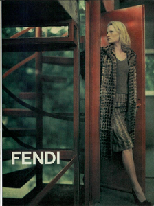 Lagerfeld_Fendi_Fall_Winter_1998_99_03.thumb.png.87d2f6223634bdc22add01aedb44ead2.png