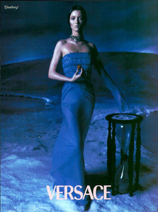 Meisel_Versace_Fall_Winter_1998_99_03.thumb.png.1e08cece4c2c3321ba8f7f833f634613.png