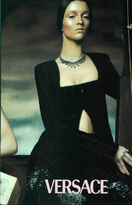 Meisel_Versace_Fall_Winter_1998_99_05.thumb.png.3bc89aa9dfe4adf55c4a9d33ec0368ba.png