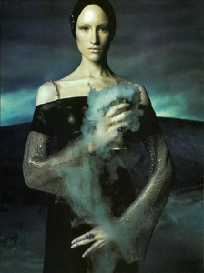 Meisel_Versace_Fall_Winter_1998_99_06.thumb.png.aabf030290052ee68d33c0c6619adbee.png