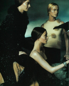 Meisel_Versace_Fall_Winter_1998_99_08.thumb.png.b0a6ccc3cfc51caaf7ac5ef6e5b9ca4c.png