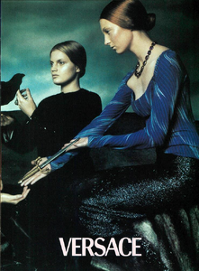 Meisel_Versace_Fall_Winter_1998_99_09.thumb.png.812f931d2762b55211627865b9c8f46d.png