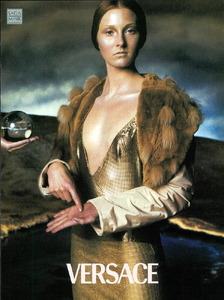 Meisel_Versace_Fall_Winter_1998_99_11.thumb.png.41ad5b82cd6b8cab92d312f58b203615.png