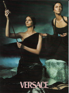 Meisel_Versace_Fall_Winter_1998_99_12.thumb.png.14280c6afa56257e2cc50630861ba12d.png