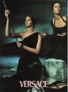 Meisel_Versace_Fall_Winter_1998_99_12.thumb.png.a04ad47eec33351c7e96bf8a64310f14.png