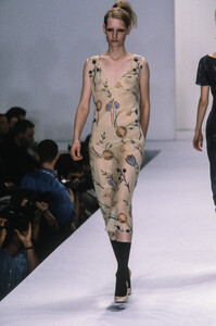 MiuMiu1997WomenRTW14.thumb.jpg.a9a6f8b78e93c6de8ee5e6384b914808.jpg