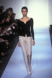 NarcisoRodriguez1999WomenRTW25.thumb.jpg.241c42679cada97fc474788d559a3e9b.jpg