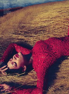 Riri_Leibovitz_US_Vogue_November_2012_05.thumb.jpg.754457e6849c7359f4c4db6d02ff99e6.jpg