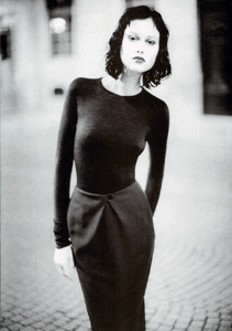 Roversi_Giorgio_Armani_Fall_Winter_1998_99_03.thumb.png.9a5774939a474c48b31a9bfc9f0caa4d.png