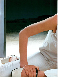 Schoerner_Prada_Fall_Winter_1998_99_09.thumb.png.f3714d0aea9ba2ed11e4c2cc2777cd27.png