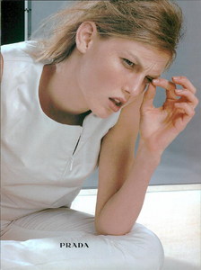 Schoerner_Prada_Fall_Winter_1998_99_10.thumb.png.63ddb5f06701f9001ee5aec51ccea682.png