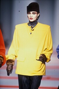 Valentino1986WomenRTW119.thumb.jpg.74a8c805607f8dd9959522b85854e741.jpg