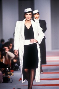 Valentino1986WomenRTW37.thumb.jpg.0e8df32a225964b16abfd51f0256f6f4.jpg