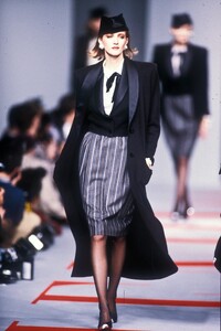 Valentino1986WomenRTW65.thumb.jpg.cc07d067364eec7abe0a60df075bbbed.jpg