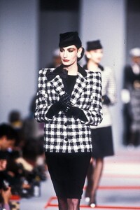 Valentino1986WomenRTW92.thumb.jpg.312bb9d75e0e922c0df8533d86034c67.jpg