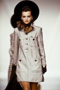 Valentino1990WomenRTW100.thumb.jpg.53c1128e924ed7faa842f15e380b125d.jpg