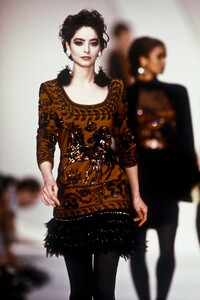 Valentino1990WomenRTW102.thumb.jpg.36641f851b37d0eae8c0a7e8312921ab.jpg