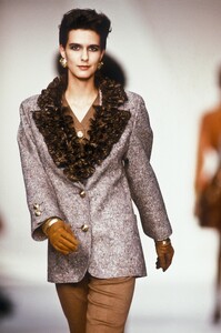 Valentino1990WomenRTW20.thumb.jpg.be27e48ac14eb5653dc570dc3400ec11.jpg