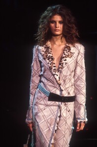 Versace1999WomenRTW10.thumb.jpg.a67ff90946f512678f7b8385b24b2fc3.jpg