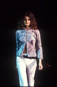 Versace1999WomenRTW13.thumb.jpg.b77356ea94d930a30ee2a7fadd09a056.jpg