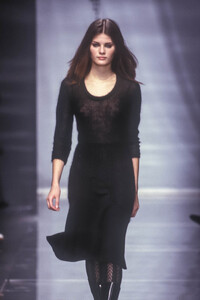 VersusbyDonatella1999WomenRTW24.thumb.jpg.4aa5094a5e072b8f4aa6c9f705f4dc42.jpg