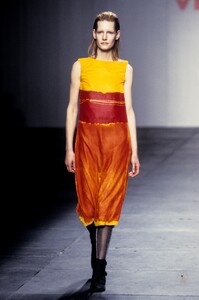 VivienneTam1999WomenRTW31.thumb.jpg.3cdc14ae2cf7afa654690506685df5df.jpg