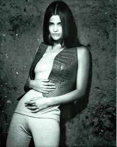 Watson_Prada_Fall_Winter_1990_91_07.thumb.png.de3677b6654f938b493aded9bfb88b73.png