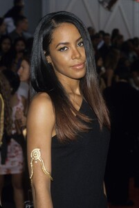 aaliyah-mtv-movie-awards-2000-10.jpg