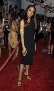 aaliyah-mtv-movie-awards-2000-13.jpg