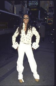 aaliyah-mtv-trl-appearance-2001-in-nyc-1.jpg