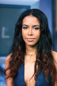 aaliyah-mtv-trl-appearance-2001-in-nyc-6.jpg