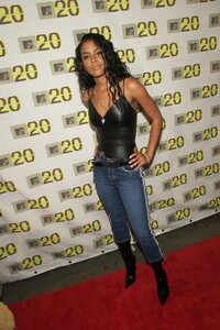 aaliyah-mtv20-live-and-almost-legal-aaliyah-08-08-2001-0.jpg