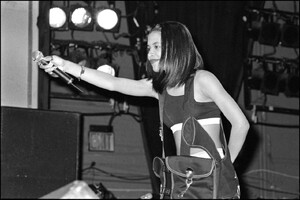 aaliyah-performing-at-the-apollo-theater-in-harlem-11-04-1995-0.jpg