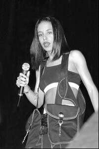 aaliyah-performing-at-the-apollo-theater-in-harlem-11-04-1995-2.jpg