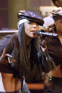 aaliyah-the-tonight-show-with-jay-leno-07-25-2001-0.jpg
