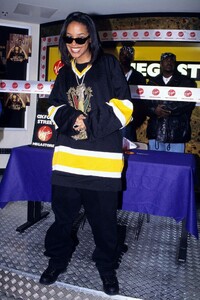 aaliyah-virgin-megastore-in-london-05-01-1995-3.jpg