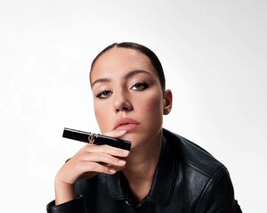 adele-exarchopoulos-for-ysl-beauty-2023-1.jpg