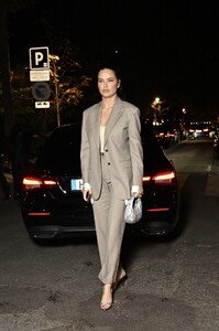 adriana-limas-arrival-at-the-after-party-for-miu-miu-in-paris-79673480369.thumb.jpg.860e125f7c2b0adc1ad8c953c6152f19.jpg