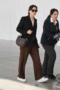 aubrey-plaza-at-jfk-airport-in-new-york-05-03-2023-5.jpg