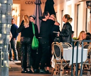 cameron-diaz-and-benji-madden-on-double-date-with-sheryl-berkoff-amd-rob-lowe-in-los-angeles-10-01-2023-1.jpg