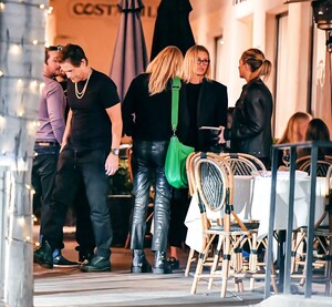cameron-diaz-and-benji-madden-on-double-date-with-sheryl-berkoff-amd-rob-lowe-in-los-angeles-10-01-2023-3.jpg